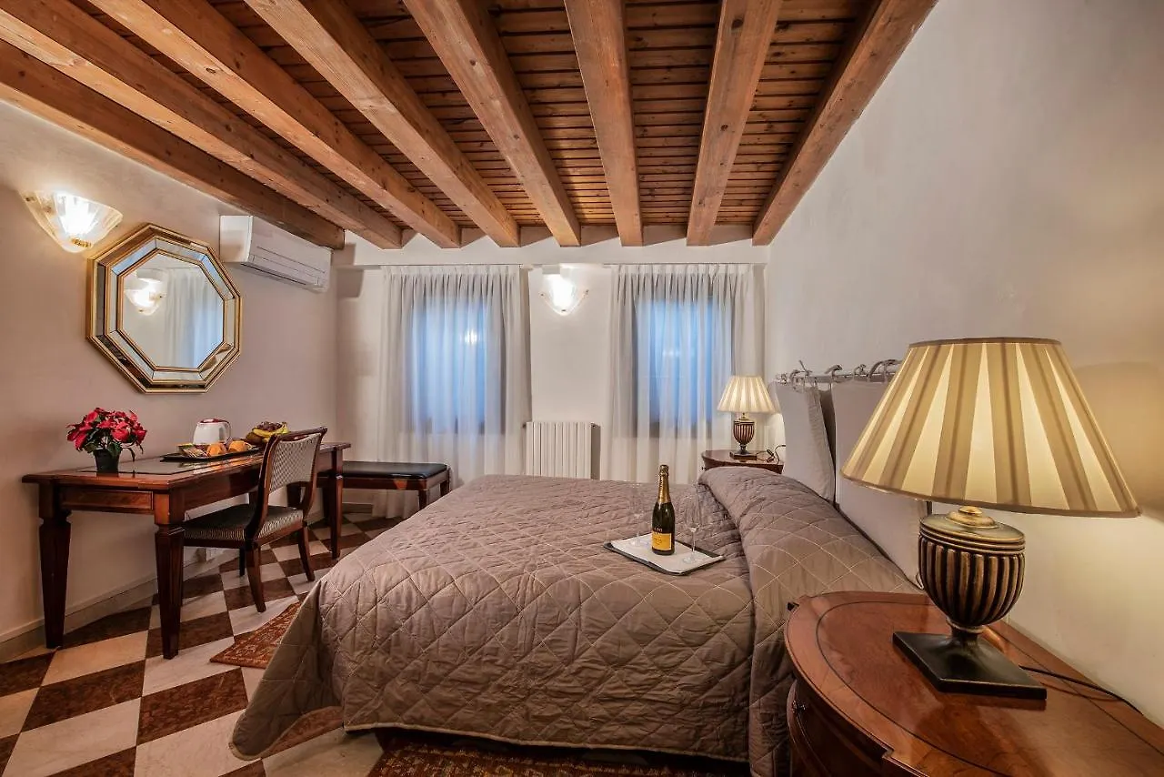 ונציה Anzolo Palace - Rooms & Apartments בית הארחה